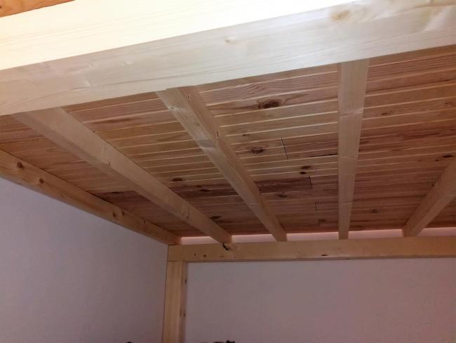 Pose du plancher en pin massif